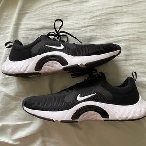 EUC Nike In Season Renew Training Core sneakers